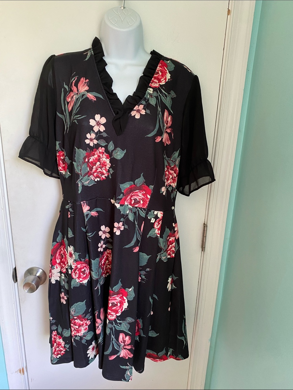 Smak Parlour Floral fit and flare Dress with Ruffled V-Neck and sleeves NWT